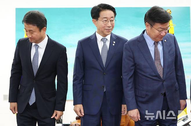 [서울=뉴시스] 김근수 기자 = 조정식(가운데) 국회의장 주재로 22일 오후 서울 여의도 국회 의장 집무실에서 한병도(왼쪽) 더불어민주당 원내대표와 정점식 국민의힘 원내대표가 회동, 기념촬영 후 자리에 앉고 있다. (공동취재) 2026.06.22. photo@newsis.com