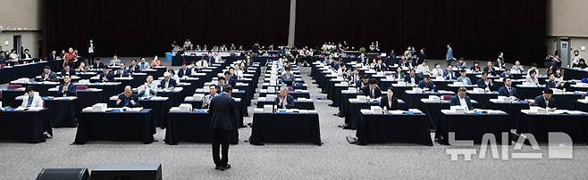 [광주=뉴시스] 이현행 기자 = 24일 오후 광주 서구 김대중컨벤션센터에서 열린 전남광주통합특별시의회 당선의원 오리엔테이션에서 당선인들이 박수를 치고 있다. 2026.06.24. lhh@newsis.com