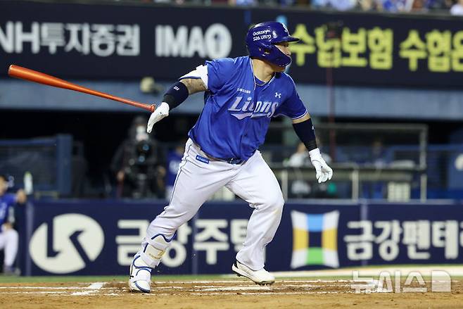[서울=뉴시스] 이영환 기자 = 12일 오후 서울 송파구 잠실야구장에서 열린 2026 KBO리그 삼성 라이온즈와 LG 트윈스의 경기, 6회초 2사 주자없는 상황에서 삼성 최형우가 2루타를 날리고 있다. 2026.05.12. 20hwan@newsis.com