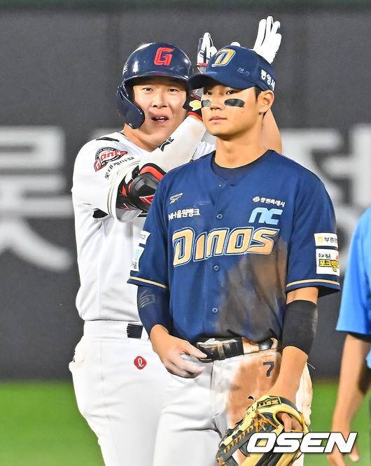 [OSEN=부산, 이석우 기자] 24일 부산 사직야구장에서 2026 신한 SOL KBO 리그 롯데 자이언츠와 NC 다이노스의 경기가 열렸다. 홈팀 롯데는 로드리게스가, 방문팀 NC는 테일러가 선발 출전했다.롯데 자이언츠 나승엽이 8회말 2사 만루 우익수 앞 안타를 치고 세리머니를 하고 있다. 2026.06.24 / foto0307@osen.co.kr