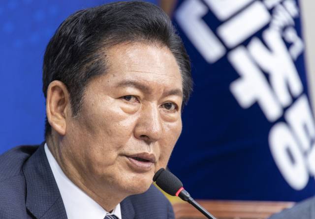 ▲더불어민주당 정청래 대표가 22일 국회에서 민주당 한반도평화신전략위원회가 '이란전쟁, 북중정상회담 그리고 한반도'를 주제로 개최한 긴급 국제정세 토론회에 참석해 발언하고 있다. ⓒ연합뉴스