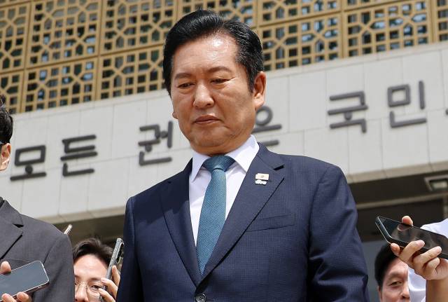▲더불어민주당 정청래 대표가 24일 국회에서 열린 최고위원회의에서 대표직 사퇴 의사를 밝힌 뒤 차량으로 이동하고 있다. ⓒ연합뉴스