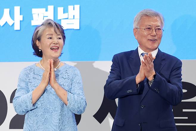 지난해 6월18일 문재인 전 대통령과 김정숙 여사가 서울 강남구 코엑스에서 열린 ‘2025 서울국제도서전’의 ‘2025 한국에서 가장 좋은 책 시상식’에서 대상 수상자를 향해 박수치고 있다. 연합뉴스