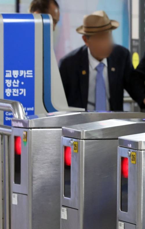 서울시, ‘지하철 무임승차 70세·버스로 확대’ 공청회 추진 - 서울시가 지하철 무임연령 70세로의 상향과 어르신 버스 무임승차를 논의하고자 공청회를 추진하는 가운데 한 어르신이 22일 서울 종각역 1호선 지하철 개찰구를 자니고 있다. 연합뉴스