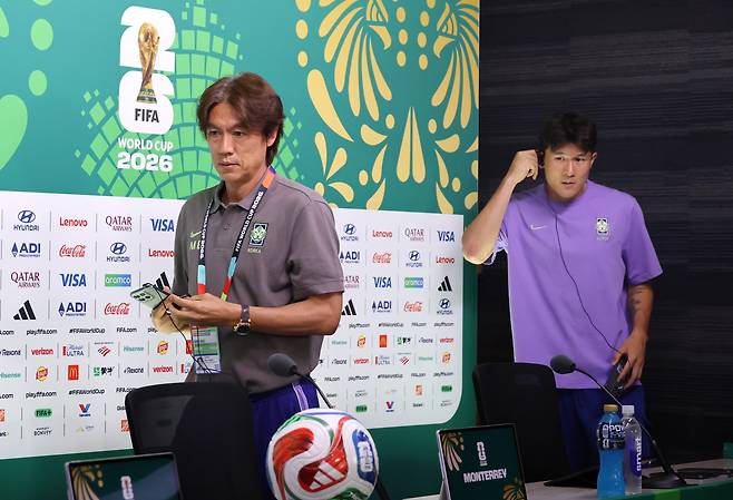 한국 축구국가대표팀의 홍명보 감독(왼쪽)이 김민재와 23일(현지 시간) 멕시코 몬테레이 스타디움에서 열린 공식 기자회견에 참석하고 있다. 연합뉴스