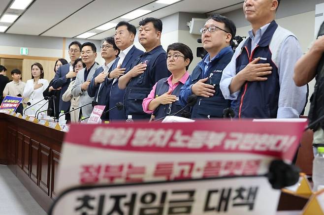중소기업계는 24일 여의도 중기중앙회에서 '중소기업·소상공인 생존을 위한 최저임금 결정 촉구' 기자회견을 열고 내년도 최저임금 동결을 요구했다. 사진은 최저임금 업종별 구분 적용 관련 논의가 이뤄진 지난 18일 최저임금위원회 제7차 전원회의 ⓒ연합뉴스