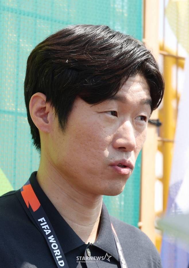 2026 북중미월드컵에 출전한 대한민국 축구 국가대표팀이 남아공전을 하루 앞둔 23일 멕시코 몬테레이 유니버시티 스타티음에서 훈련을 진행했다.  박지성 해설위원이 취재진과 인터뷰하고 있다. /사진=김진경 대기자