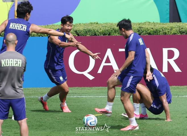 2026 북중미월드컵에 출전한 대한민국 축구 국가대표팀이 남아공전을 하루 앞둔 23일 멕시코 몬테레이 유니버시티 스타티음에서 훈련을 진행했다. 손흥민을 비롯한 선수들이 밝은 모습으로 패싱 훈련을 하고 있다. /사진=김진경 대기자