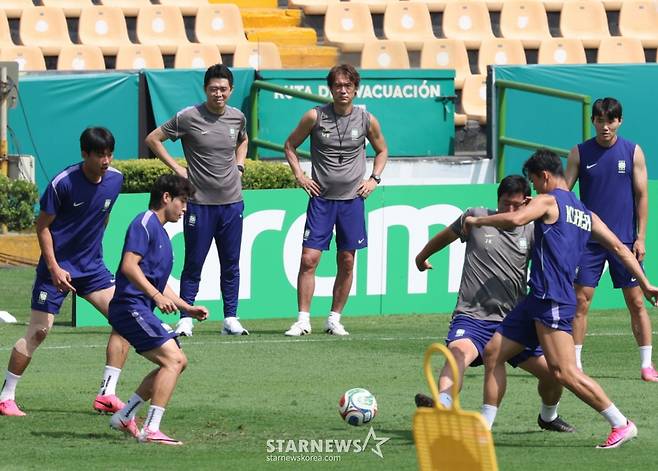 2026 북중미월드컵에 출전한 대한민국 축구 국가대표팀이 남아공전을 하루 앞둔 23일 멕시코 몬테레이 유니버시티 스타티음에서 훈련을 진행했다. 홍명보 감독이 선수들의 패싱 훈련을 지켜보고 있다. /사진=김진경 대기자