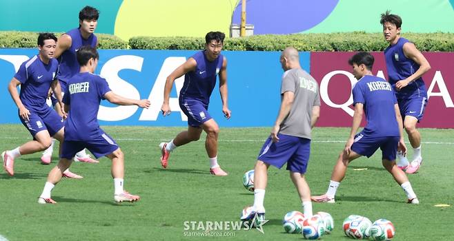 2026 북중미월드컵에 출전한 대한민국 축구 국가대표팀이 남아공전을 하루 앞둔 23일 멕시코 몬테레이 유니버시티 스타티음에서 훈련을 진행했다. 손흥민을 비롯한 선수들이 밝은 모습으로 패싱 훈련을 하고 있다. /사진=김진경 kim.jinkyung@