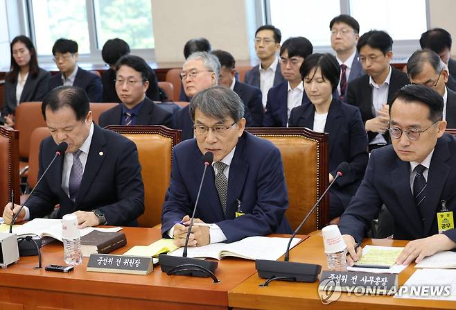 발언하는 노태악 전 선관위원장 (서울=연합뉴스) 이동해 기자 = 노태악 전 중앙선거관리위원장이 23일 국회에서 열린 투표용지 부족사태 등 국민참정권 침해 진상규명 및 선거관리 개혁을 위한 국정조사 특위 전체회의에 참석, 발언하고 있다. 2026.6.23 eastsea@yna.co.kr
