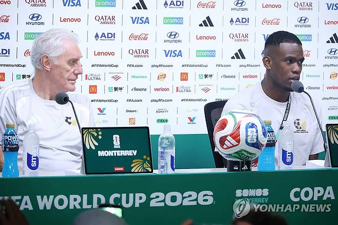기자회견 참석한 스페펠로 시톨레 (몬테레이=연합뉴스) 신준희 기자 = 2026 북중미 월드컵 조별리그 A조 한국과의 3차전을 앞둔 남아프리카공화국 스페펠로 시톨레가 23일(현지시간) 오전 멕시코 몬테레이 에스타디오 BBVA에서 공식 기자회견을 하고 있다. 2026.6.24 hama@yna.co.kr