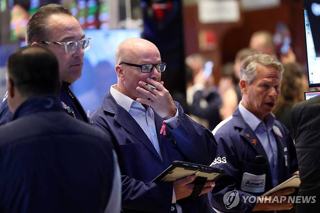 22일(현지시간) 뉴욕증권거래소(NYSE) 트레이더들 [로이터=연합뉴스]