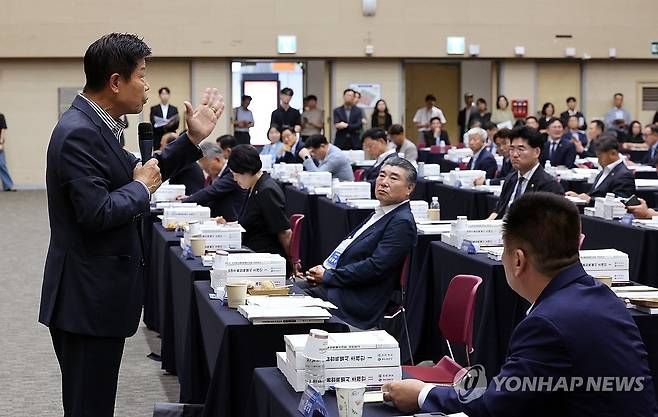 전남광주통합특별시의회 오리엔테이션 (광주=연합뉴스) 조남수 기자 = 24일 광주 서구 김대중컨벤션센터에서 열린 전남광주통합특별시의회 당선의원 오리엔테이션에서 통합특별시의회 안건 협의체 합의사항 보고에 앞서 한 시의원이 발언하고 있다. 2026.6.24 iso64@yna.co.kr