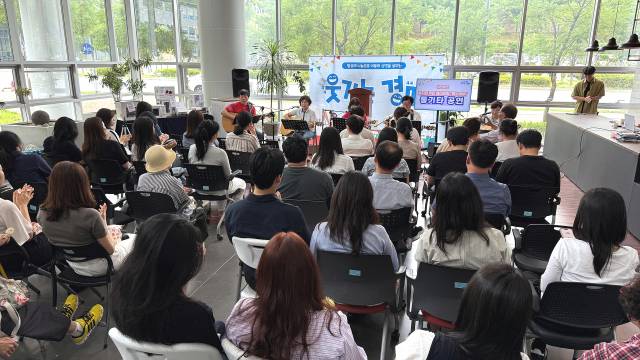 종촌종합사회복지관이 지난 24일 건강보험공단 대전세종충청지역본부와 가축위생방역지원본부, 축산물품질평가원, 한국항로표지기술원 등 4개 공공기관과 함께 자선경매 행사인 '웃기는 경매'를 개최했다. 종촌종합사회복지관 제공