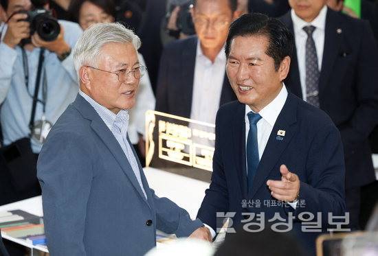 ▲ 정청래 전 더불어민주당 대표가 24일 서울 강남구 코엑스에서 열린 서울국제도서전에서 문재인 전 대통령과 인사를 나누고 있다. 연합뉴스