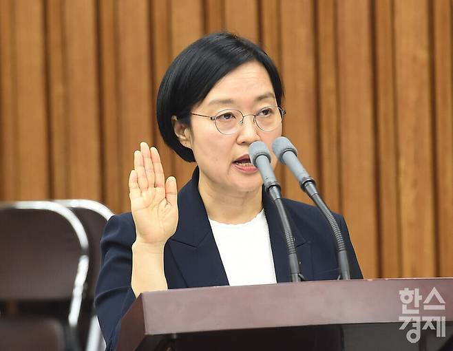 25일 오전 서울 여의도 국회에서 열린 국무총리(한성숙) 임명동의에 관한 인사청문특별위원회 제2차 전체회의에서 한성숙 국무총리 후보자가 국무총리 임명동의안 심사를 위한 인사청문회 시작에 앞서 선서를 하고 있다./ 이호형 기자 leemario@sporbiz.co.kr 2026.06.25