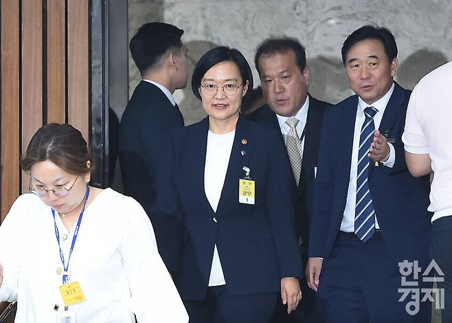한성숙 국무총리 후보자가 25일 국회에서 열린 국무총리 임명동의안 심사를 위한 인사청문회에 입장하고 있다. / 이호형 기자 leemario@sporbiz.co.kr 2026.06.25