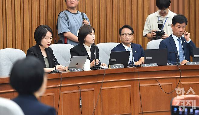 더불어민주당 백승아 위원이 25일 국회에서 열린 국무총리 임명동의안 심사를 위한 인사청문회에서 한성숙 국무총리 후보자에게 질의에 앞서 의사진행 발언을 하고 있다. / 이호형 기자 leemario@sporbiz.co.kr 2026.06.25