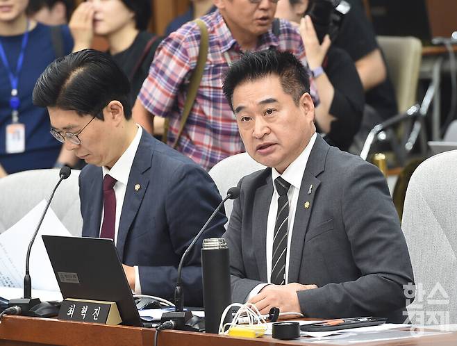 비교섭단체 최혁진 위원이 25일 국회에서 열린 국무총리 임명동의안 심사를 위한 인사청문회에서 한성숙 국무총리 후보자에게 질의에 앞서 의사진행 발언을 하고 있다. / 이호형 기자 leemario@sporbiz.co.kr 2026.06.25