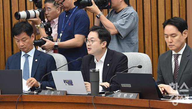 더불어민주당 김동아 위원이 25일 국회에서 열린 국무총리 임명동의안 심사를 위한 인사청문회에서 한성숙 국무총리 후보자에게 질의를 하고 있다. / 이호형 기자 leemario@sporbiz.co.kr 2026.06.25