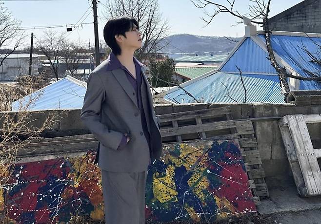 Super Junior member Kim Hee-chul has shared his feelings following the defeat against South Africa in the group stage of the 2026 CONCACAF World Cup. Kim Hee-chul expressed his disappointment by posting a message stating that he could not stop being angry after checking the match results in the morning.Under the leadership of head coach Hong Myung-bo, the South Korean national team played their third group stage match against South Africa but lost 1-0. With this result making the teams advancement to the Round of 32 uncertain, many football fans are expressing their regret.
