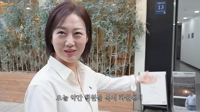 Singer Jang Yun-jeong has demonstrated exceptional welfare for the employees of his entertainment agency, providing them with high-end omakase meals and vitamin injections. In a video recently released on his YouTube channel Jang Gongjang Jang Yun-jeong, Jang Yun-jeong visited Chef Yun Nam-nos restaurant with his staff to mark the agencys seventh month.Jang Yun-jeong treated his employees to a delicious meal and conveyed words of encouragement, to which Chef Yun Nam-no reciprocated by offering a special hidden menu item not found on the menu. Jang Yun-jeong promised regular meals and support for Vitamin D injections to ensure the happiness and health of his employees.In fact, a few days later, Jang Yun-jeong personally took his staff to a hospital to receive Vitamin D injections, putting these practical welfare measures into action. Jang Yun-jeong plans to continue paying close attention to creating an environment where his employees can work in a healthy manner.