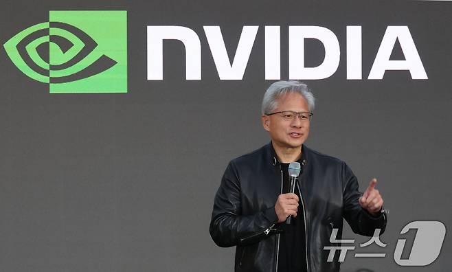 젠슨 황 엔비디아 최고경영자(CEO)가 8일 서울 중구 신라호텔에서 열린 '엔비디아 코리아 AI 에코시스템 리셉션'에서 발언하고 있다. (공동취재) 2026.6.8 ⓒ 뉴스1 김민지 기자