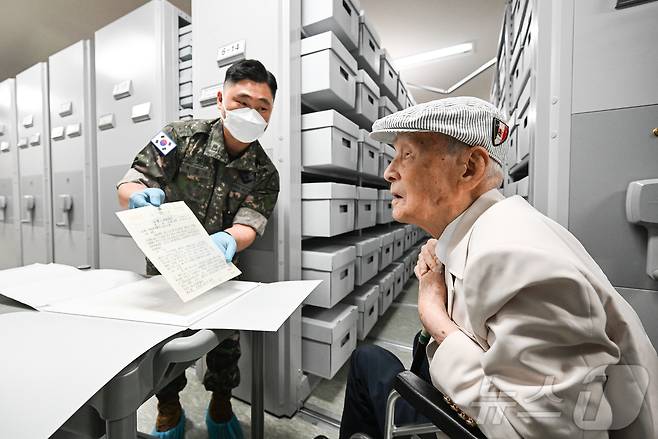 육군은 지난 22일 6ㆍ25전쟁 참전용사 한희나 옹(96세)을 충남 계룡대로 초청해 선배 전우들의 희생과 헌신을 기록으로 되새기는 시간을 마련했다. 사진은 6ㆍ25전쟁 참전용사 한희나 옹이 육군기록정보관리단 서고에 방문해 6ㆍ25전쟁 기록물 보존관리 현장과 기록물에 대한 설명을 듣고 있는 모습. (육군 제공. 재판매 및 DB 금지)2026.6.24 ⓒ 뉴스1