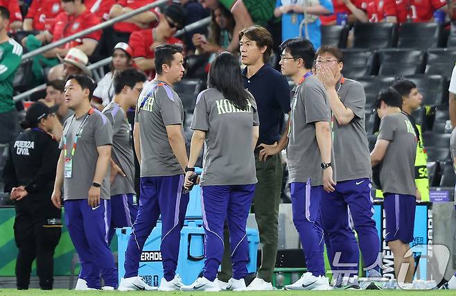 대한민국 축구국가대표팀 홍명보 감독이 24일(현지시간) 멕시코 몬테레이 스타디움에서 열린 2026 북중미 월드컵 A조 조별리그 3차전 대한민국과 남아프리카 공화국의 경기에서 0-1로 패한 뒤 피치를 바라보고 있다. 2026.6.25 ⓒ 뉴스1 박지혜 기자