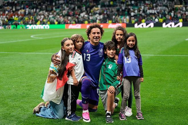 Mexico goalkeeper Guillermo Ochoa poses with children after a a World Cup Group A soccer match between Mexico and Czechia in Mexico City, Wednesday, June 24, 2026. (AP Photo/Silvia Izquierdo) <저작권자(c) 연합뉴스, 무단 전재-재배포, AI 학습 및 활용 금지>