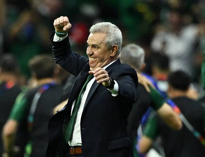 Soccer Football - FIFA World Cup 2026 - Group A - Czech Republic v Mexico - Estadio Azteca, Mexico City, Mexico - June 24, 2026 Mexico coach Javier Aguirre celebrates their first goal scored by Mateo Chavez REUTERS/Annegret Hilse <저작권자(c) 연합뉴스, 무단 전재-재배포, AI 학습 및 활용 금지>