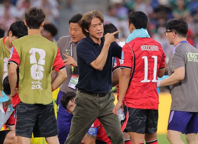 24일(현지시간) 멕시코 몬테레이 스타디움에서 열린 2026 북중미 월드컵 A조 3차전 남아프리카공화국과의 경기. 전반 하이드레이션 브레이크 때 홍명보 감독이 선수들에게 작전을 지시하고 있다. 연합뉴스