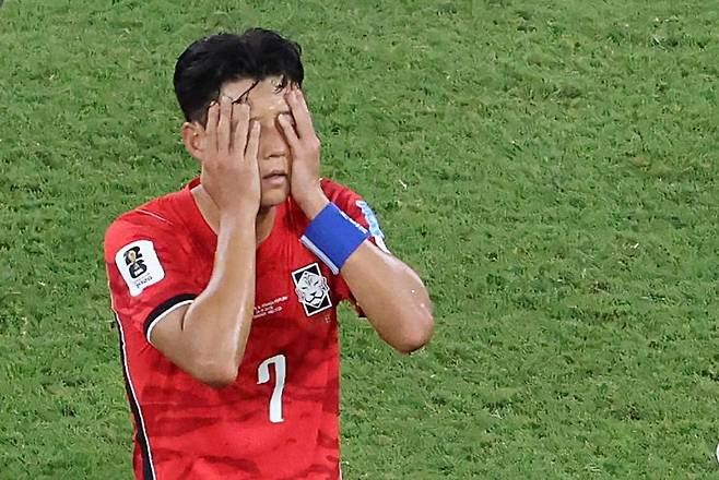 손흥민이 24일(현지시간) 멕시코 몬테레이 스타디움에서 열린 2026 북중미 월드컵 A조 3차전 남아프리카공화국과의 경기에서 패배가 확정되자 아쉬워하고 있다. 연합뉴스