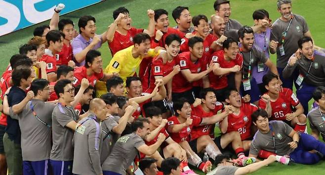 지난 11일(현지시간) 멕시코 사포판 과달라하라 스타디움에서 열린 2026 북중미 월드컵 A조 1차전 한국과 체코의 경기. 경기 종료 후 승리한 한국 선수들이 기념사진을 촬영하고 있다. 연합뉴스