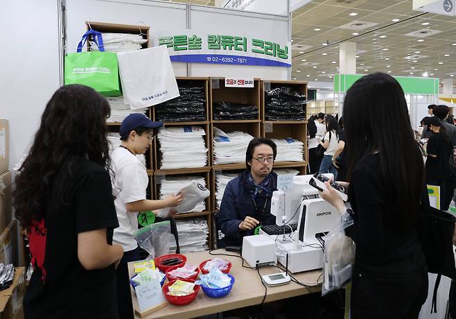 24일 오전 서울 강남구 코엑스에서 열린 2026 서울국제도서전에서 시민들이 부스를 둘러보고 있다. 출판사 '푸른숲' 부스는 세탁소 컨셉으로 운영하고 있다./박성원 기자