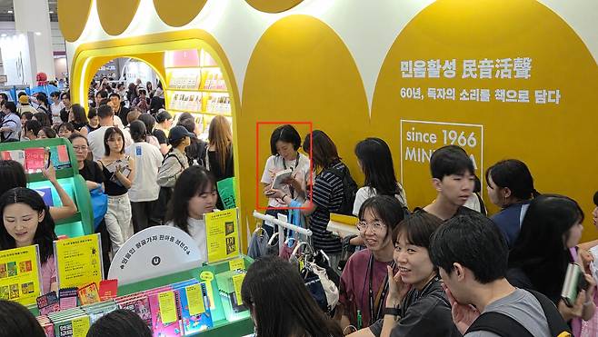 민음사에는 ‘스타 직원’이 많다. 박혜진 해외문학팀 편집자(빨간 네모 인물)가 부스에 나타나자 사인을 해달라며 독자들이 줄을 섰다./박진성 기자