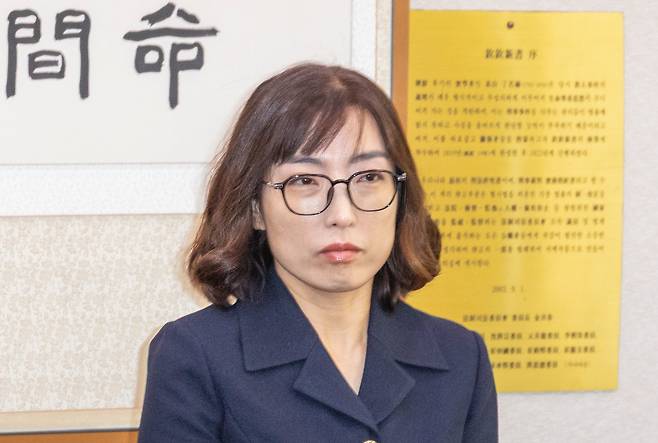 안미현 서울중앙지검 검사가 지난해 10월 27일 서울 여의도 국회 법제사법위원회에서 열린 2025년 국정감사에 출석해 인사하고 있다. /연합뉴스