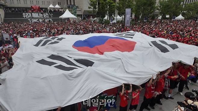 2026 FIFA 북중미 월드컵 대한민국-남아프리카공화국 A조 예선 경기 거리 응원이 25일 오전 서울 광화문 광장에서 열렸다. 이날 경기를 앞두고 응원존에 대형태극기가 펄럭이고 있다. ⓒ데일리안 방규현 기자