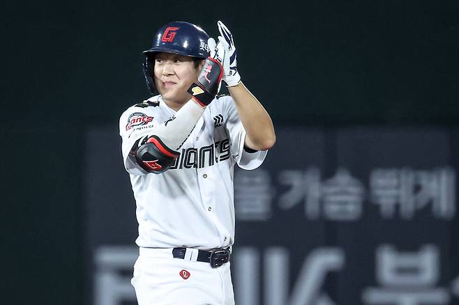 롯데 자이언츠 나승엽이 24일 부산 사직구장에서 열린 2026 KBO리그 엔씨(NC) 다이노스와 안방 경기에서 8회말 역전 적시타를 치고 기뻐하고 있다. 롯데 자이언츠 제공