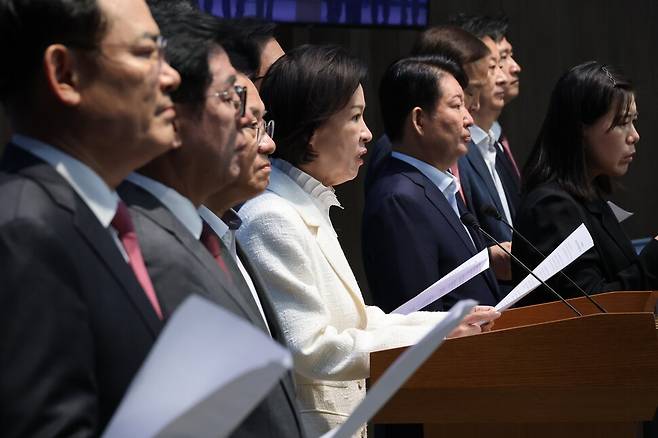 이인선 의원을 비롯한 대구-경북지역 국민의힘 의원들이 25일 국회 소통관에서 광주·전남권 제2국가 반도체 클러스터 조성 계획과 관련한 기자회견을 하고 있다. 연합뉴스