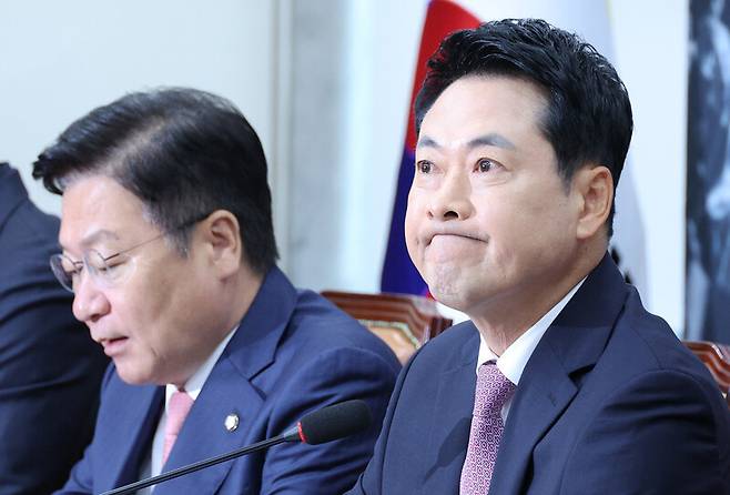 장동혁 국민의힘 대표가 25일 오전 국회에서 열린 최고위원회의에 참석해 회의 시작을 기다리고 있다. 김정효 기자 hyopd@hani.co.kr