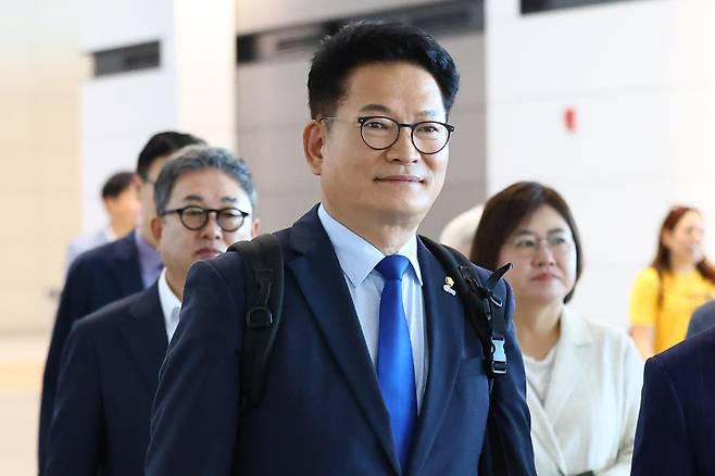 송영길 더불어민주당 의원이 23일 인천국제공항 제2터미널을 통해 미국으로 출국하고 있다. 송 의원은 이날 국회의장 특사 자격으로 출국해 미국 민주당 하원 원내대표 등을 만날 예정이다. 뉴시스