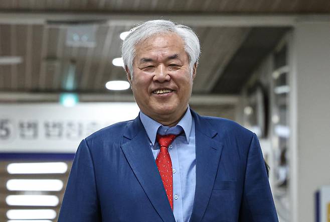 공직선거법 위반 등 추가 기소된 전광훈 사랑제일교회 목사가 11일 오전 서울 서초구 서울중앙지법에서 열린 공판에 출석하고 있다. 사진공동취재단