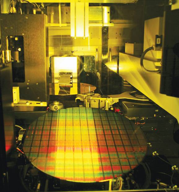 TSMC 대만 12팹 내부에서 반도체를 생산하는 모습. [사진=TSMC]