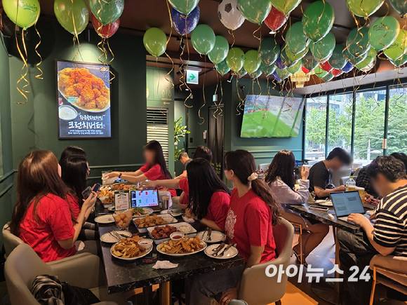 25일 오전 서울 중구 BBQ 을지로입구점이 한국 대표팀의 남아공전을 보려는 손님들로 가득 차 있다. [사진=구서윤 기자]
