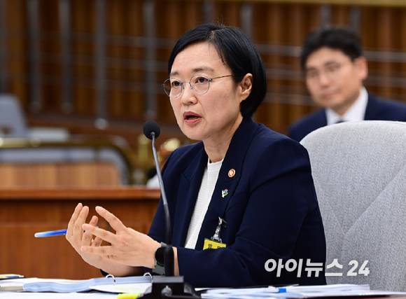 한성숙 국무총리 후보자가 25일 서울 여의도 국회에서 열린 인사청문회에서 출석해 질문에 답하고 있다. [사진=정소희 기자]