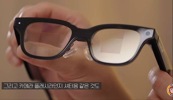 유튜버 '테크몽'이 수능 모의고사 문제풀이에 활용한 AI스마트안경. 안경테에 카메라가 탑재돼 있다. 유튜브채널 '테크몽' 영상 캡처