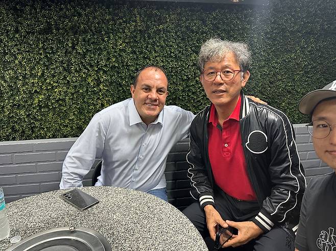멕시코 축구 레전드 블랑코(왼쪽)와 노인호 씨. 사진 노인호