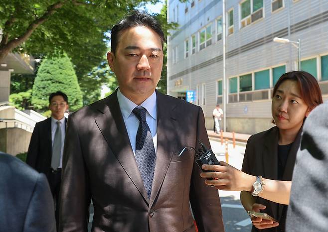 법원에 회생을 신청한 종합편성채널 JTBC 등 중앙그룹 계열사 5곳에 대한 대표자 심문 기일이 열린 23일 홍정도 중앙그룹 부회장이 서초구 서울회생법원에서 열린 중앙그룹 계열사 기업회생신청 대표자 심문을 마친 뒤 이동하고 있다. /공동취재